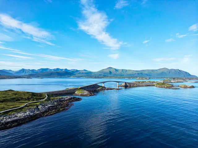 Atlanterhavsveien sett fra lufta, med bruer over havet