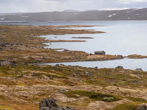 Naust på svaberg ved sjøen